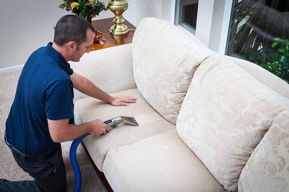 O que você precisa saber antes de impermeabilizar o sofá?
